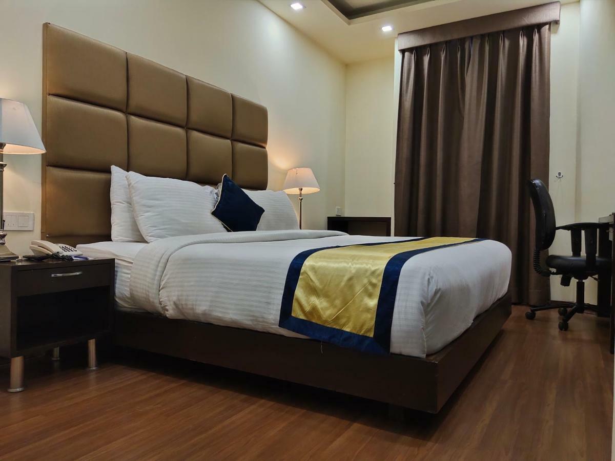 Days Hotel By Wyndham, Jalandhar Extérieur photo